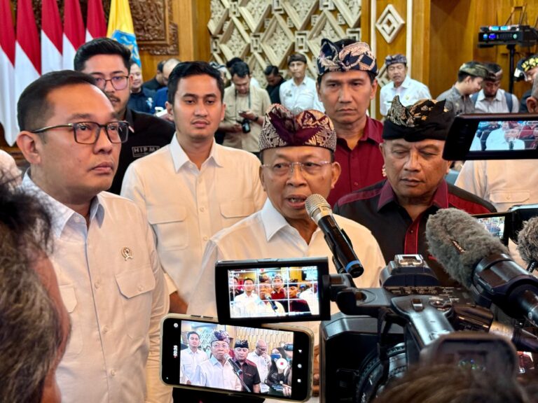 Gubernur Bali Wayan Koster dan Wamen Investasi dan Hilirisasi Todotua Pasaribu. (Dok. Istimewa)