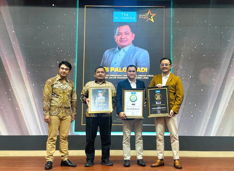 JNE raih tiga penghargaan di Marketing & Halal Summit 2026 yang digelar The Iconomics Media bersama Axia Research di Auditorium Kementerian Pendidikan Dasar dan Menengah RI, Kamis (22/1/2026). (dok.jne)