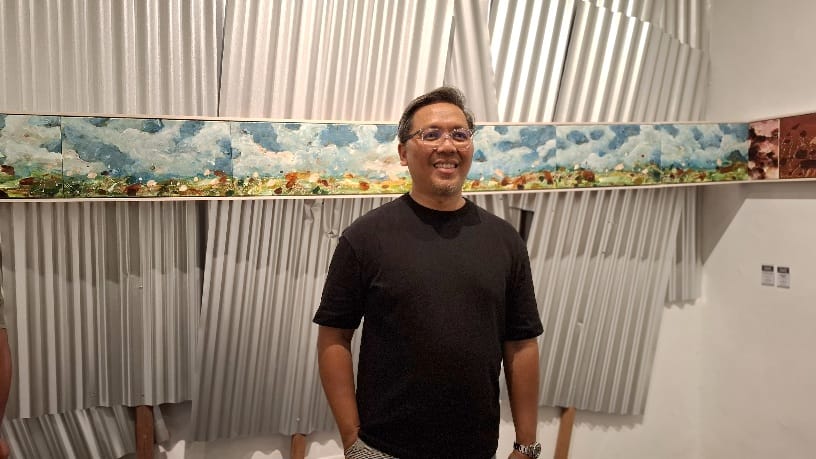 Putu 'PW' Winata, pelukis 'Jatiluwih, A Beauty Interrupted', di Deus Ex Machina, Bali. (dok.Rahma)