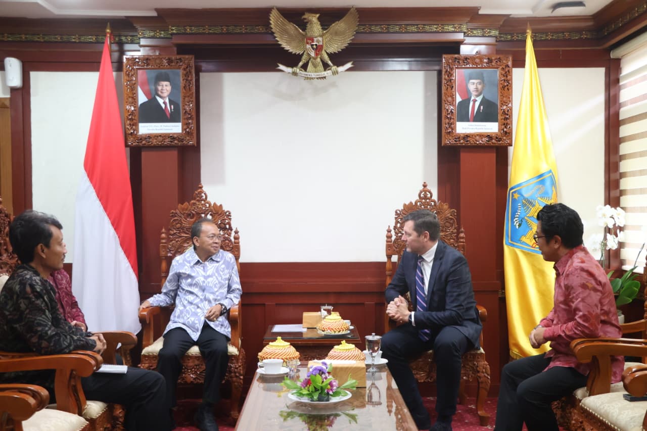 Gubernur Bali Wayan Koster saat menerima audiensi Duta Besar Republik Slovakia untuk Indonesia, Tomas Ferko, di Kantor Gubernur Bali, Renon, Denpasar, Senin (19/1/2026). (dok.pemprovbali)