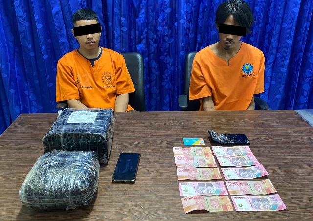 Kedua tersangka peredaran ganja lintas provinsi Sumatera–Bali beserta barang bukti. (dok.istimewa)