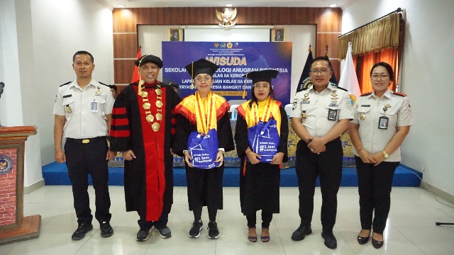 Lima Warga Binaan Lapas Kelas IIA Kerobokan menyandang gelar Diploma 1 Teologi. (dok.lapaskerobokan)