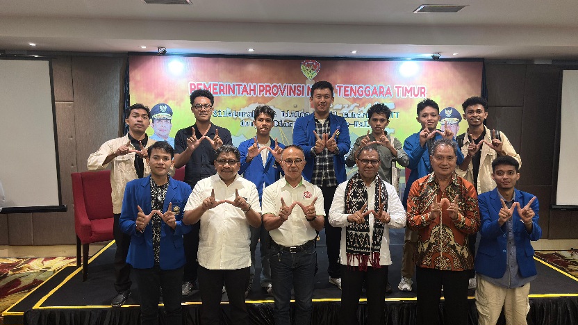 BEM Universitas Warmadewa bersama Wakil Gubernur NTT, Dr. Jhoni Asadoma, M.Hum , dalam kegiatan silaturahmi dan dialog bersama diaspora NTT di Bali, Rabu (29/1/2026). (dok.istimewa)