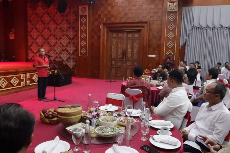 Gubernur Bali Wayan Koster saat acara ramah tamah dengan awak media di Gedung Kertasabha Jayasabha, Denpasar, Minggu (4/1/2026)