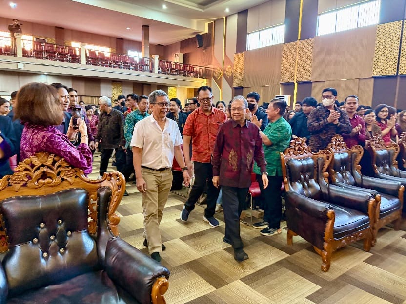 Gubernur Bali Wayan Koster menghadiri kuliah umum Pengamat Politik dan Akademisi Rocky Gerung di Auditorium Universitas Mahasaraswati (Unmas) Denpasar, Selasa (6/1/2026). (dok.istimewa)
