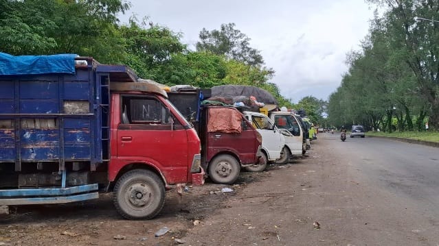 Truk sampah yang antri di TPA Suwung. (dok.Rahma)