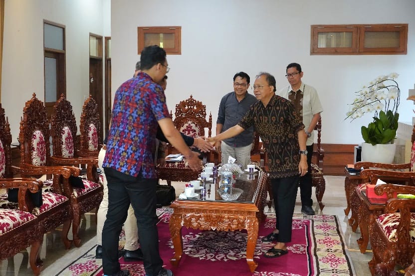 Gubernur Bali Wayan Koster menerima audiensi Koperasi Bina Usaha Kerthi Bali di Jayasabha, Jumat (16/1/2026). (dok.istimewa)