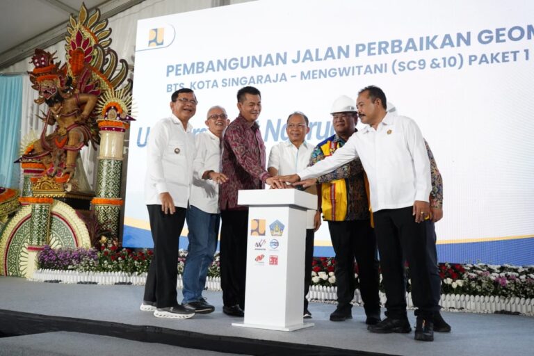 Gubernur Bali Wayan Koster memulai pembangunan lanjutan Jalan Shortcut Singaraja–Mengwitani melalui Upacara Adat Ngeruak dan ground breaking di Desa Gitgit, Kecamatan Sukasada, Rabu (7/1/2026). (dok.istimewa)