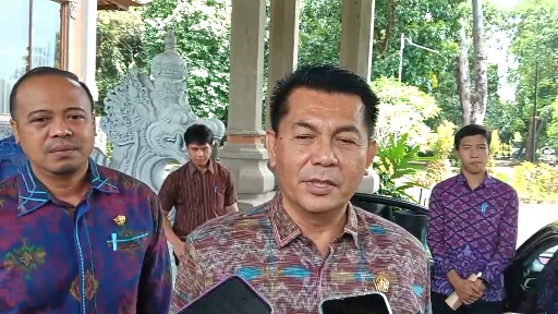 Ketua DPRD Bali, Dewa Made Mahayadnya atau Dewa Jack, usai Sidang Paripurna DPRD Bali di Kantor Gubernur Bali, Denpasar, Selasa (20/1/2026). (dok.Rahma)