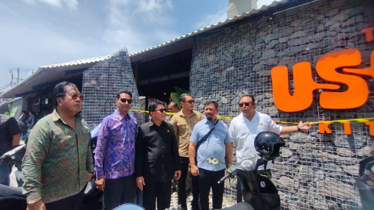 Pansus TRAP DPRD Bali segel lapangan padel di Canggu. (Dok. Istimewa)