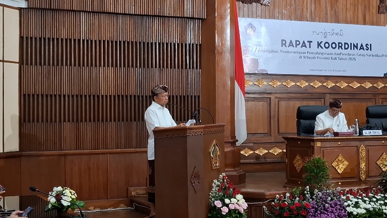 Gubernur Bali Wayan Koster dalam Rapat Koordinasi Pencegahan, Pemberantasan, Penyalahgunaan, dan Peredaran Gelap Narkotika (P4GN) Wilayah Provinsi Bali Tahun 2026 yang digelar di Gedung Wiswa Sabha Utama, Kantor Gubernur Bali, Kamis (5/2/2026). (dok.Rahma)