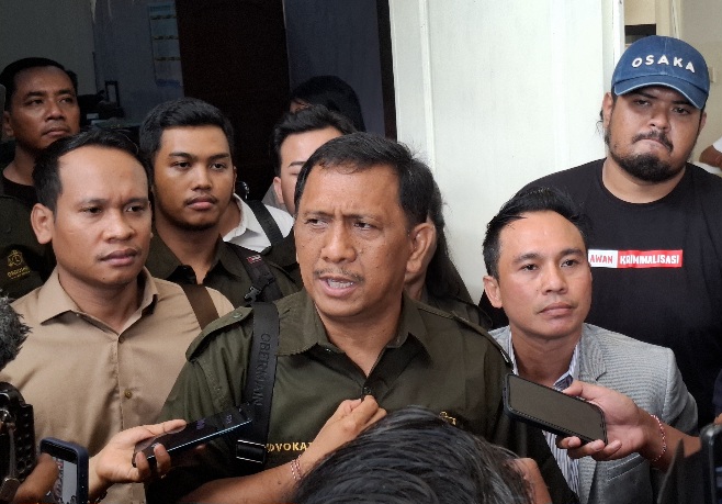 Kuasa Hukum Gede Pasek Suardika (GPS) dan Tim, usai sidang putusan praperadilan I Made Daging, di Pengadilan Negeri Denpasar, Senin (9/2/2026). (dok.Rahma)