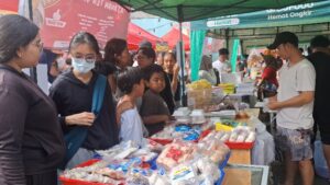 Suasana para pembeli di Pasar Takjil Kampung Sunda, Marlboro, Denpasar Barat. (dok.Rahma)