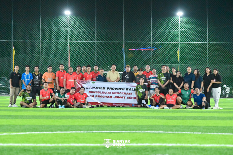 Bawaslu Bali saat menggelar kegiatan Jumat Sehat di Gianyar Mini Soccer, Jumat (20/2/2026).
