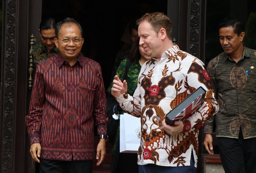Gubernur Bali Wayan Koster saat terima audiensi Wakil Duta Besar Inggris untuk Indonesia, Matthew Downing, di Ruang Tamu Gubernur Bali, Renon, Jumat (30/1/2026). (dok.istimewa)