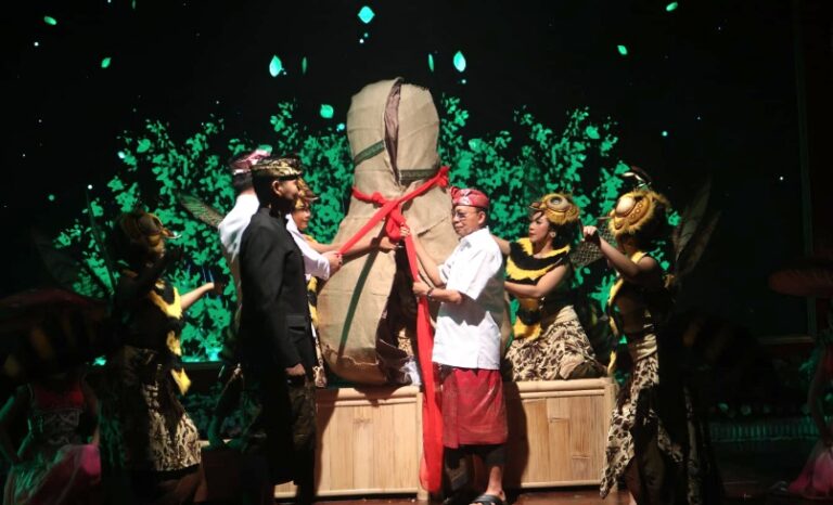 Gubernur Bali Wayan Koster saat membuka Bulan Bahasa Bali VIII Tahun 2026 di Gedung Ksirarnawa Taman Budaya Denpasar, Minggu (1/2/2026). (dok.istimewa)