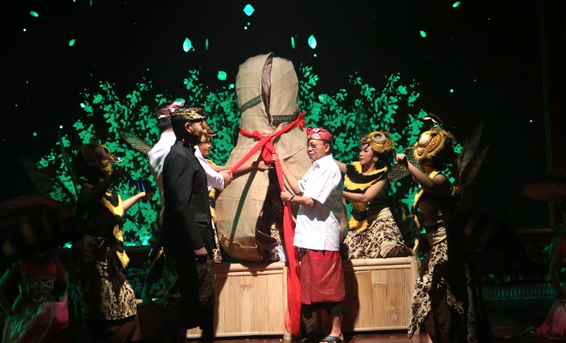 Gubernur Bali Wayan Koster saat membuka Bulan Bahasa Bali VIII Tahun 2026 di Gedung Ksirarnawa Taman Budaya Denpasar, Minggu (1/2/2026). (dok.istimewa)
