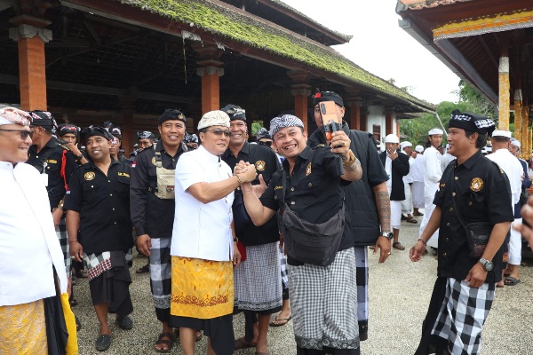 Wakil Gubernur Bali Nyoman Giri Prasta menghadiri rangkaian Pujawali Purnama Kawulu di Pura Catur Lawa Ratu Pasek, kawasan Pura Agung Besakih, Desa Rendang, Kabupaten Karangasem, Minggu (1/2/2026). (dok.istimewa)