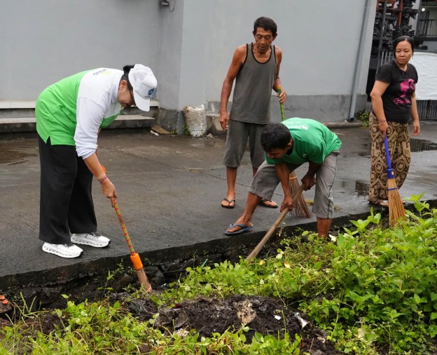Ketua TP PKK Provinsi Bali sekaligus Ketua TP Posyandu Provinsi Bali, Putri Koster saat ikut aksi dalam kegiatan kunjungan mendadak ke Desa Temukus, Kecamatan Banjar, Kabupaten Buleleng, Minggu (1/2/2026). (dok.istimewa)