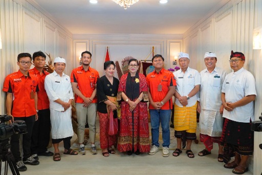 Foto bersama Ketua Dekranasda Provinsi Bali, Putri Koster usai wawancara di Ruang Podcast Gedung Gajah, Jaya Sabha Denpasar, Senin (2/2/2026). (dok.istimewa)