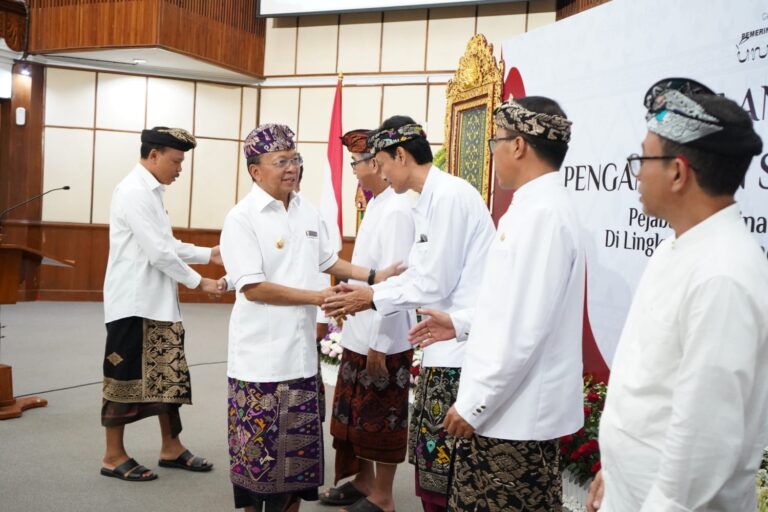 Suasana usai pelantikan enam Pimpinan Tinggi Pratama oleh Gubernur Bali Wayan Koster, di lingkungan Pemerintah Provinsi Bali, Selasa (3/2/2026), bertempat di Gedung Wiswa Sabha Utama, Denpasar. (dok.istimewa)