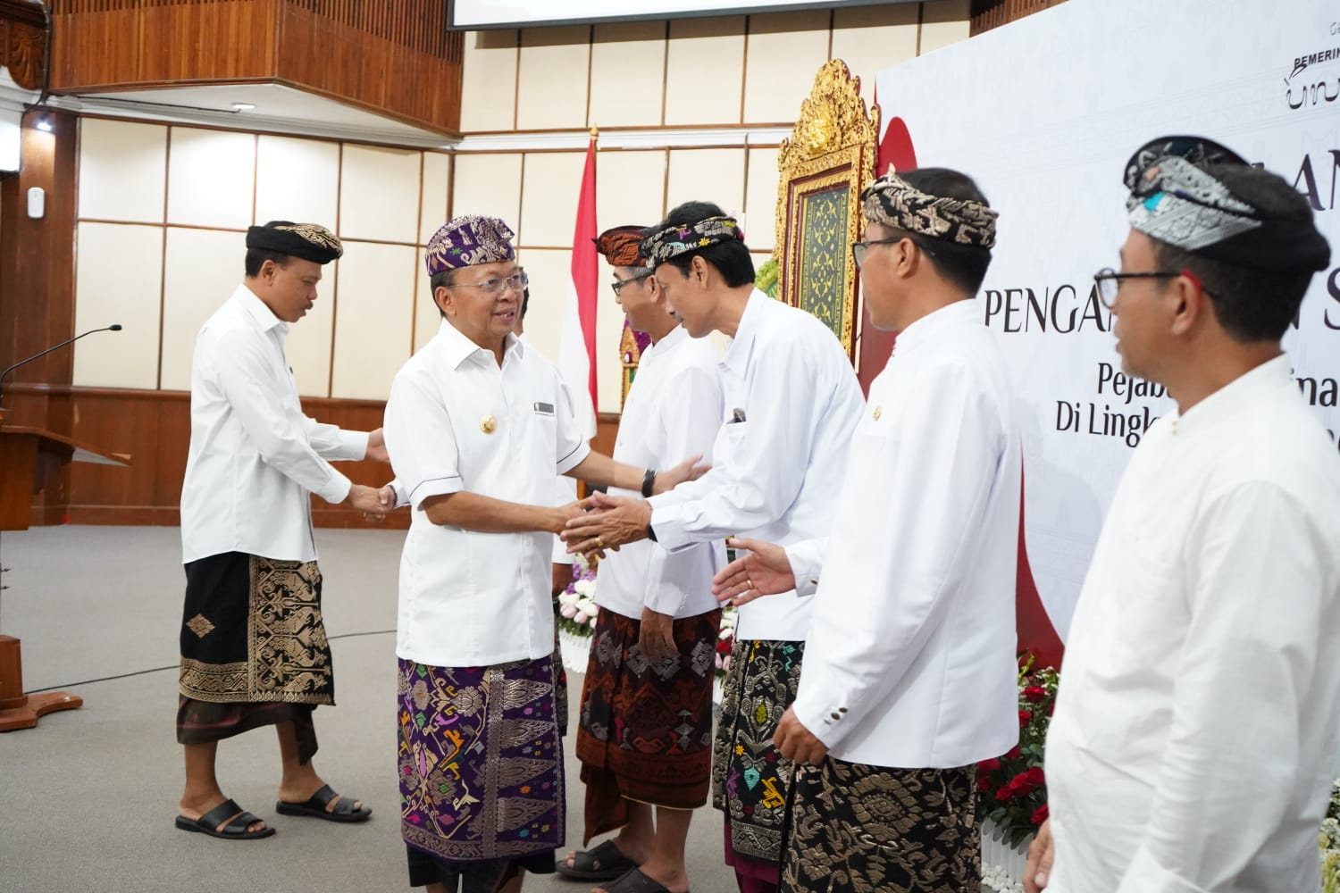 Suasana usai pelantikan enam Pimpinan Tinggi Pratama oleh Gubernur Bali Wayan Koster, di lingkungan Pemerintah Provinsi Bali, Selasa (3/2/2026), bertempat di Gedung Wiswa Sabha Utama, Denpasar. (dok.istimewa)