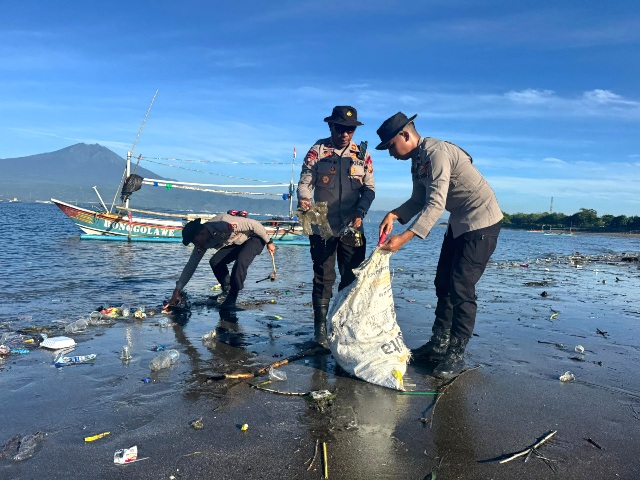 Polda Bali kerahkan ratusan personel dalam aksi bakti sosial bersih-bersih pantai di sejumlah wilayah Bali, Rabu (4/2/2026). (dok.istimewa)
