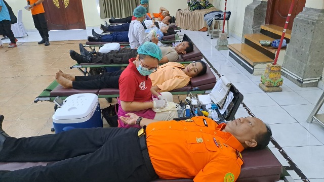 Suasana donor darah dalam rangka memperingati hari jadi ke-54 Badan Nasional Pencarian dan Pertolongan (BASARNAS), Kantor Pencarian dan Pertolongan Denpasar pada Senin (2/2/2026), di Ruang Serbaguna Lantai 3 Gedung Werkudara. (dok.istimewa)