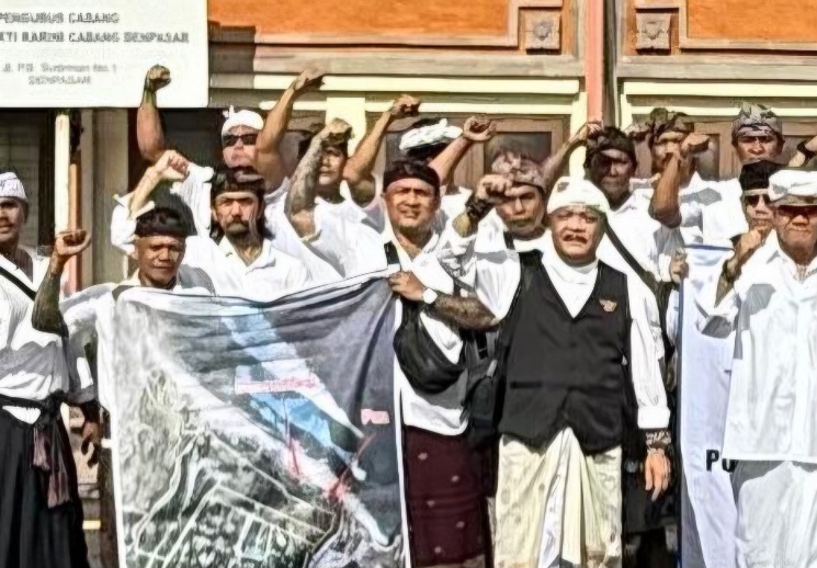 Suasana saat rombongan Pengempon Pura Balangan hadir di Pengadilan Negeri Denpasar, Jumat (6/2/2026). (dok.istimewa)