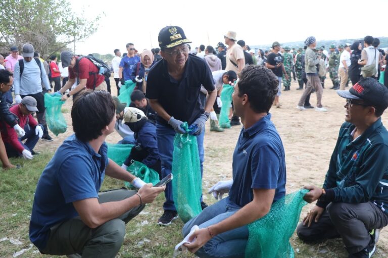 Gubernur Bali Wayan Koster saat turun langsung mengikuti aksi korve pembersihan sampah laut di Pantai Kedonganan, Jumat (6/2/2026). (dok.istimewa)