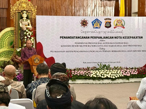 Gubernur Bali Wayan Koster saat kegiatan perpanjangan penandatanganan nota kesepakatan yang dilakukan bersama unsur aparat keamanan pada Jumat (6/2/2026) di Gedung Wiswa Sabha Utama, Kantor Gubernur, Denpasar. (dok.istimewa)