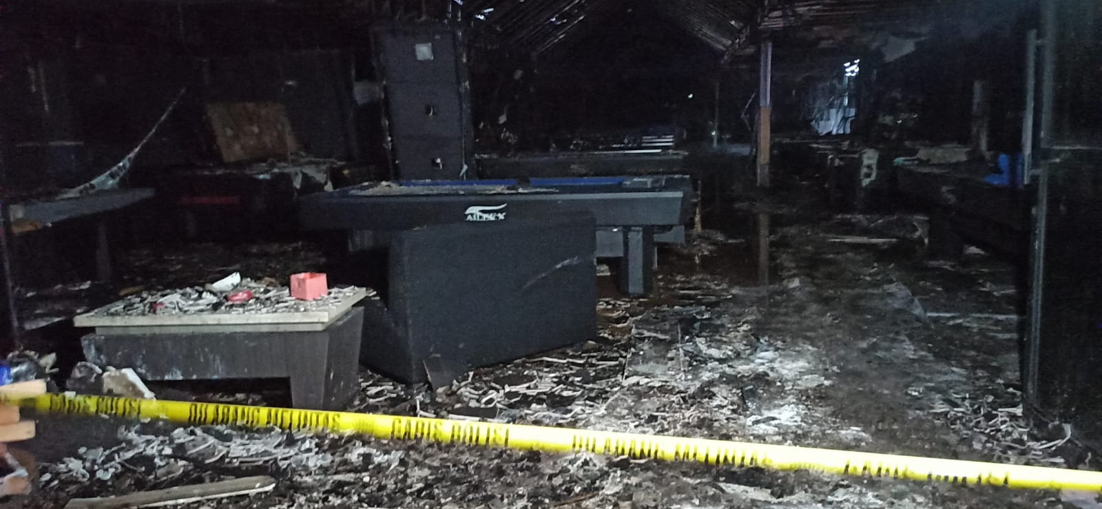 Area bar yang hangus terbakar dan dipasangi police line. (dok.redaksi)