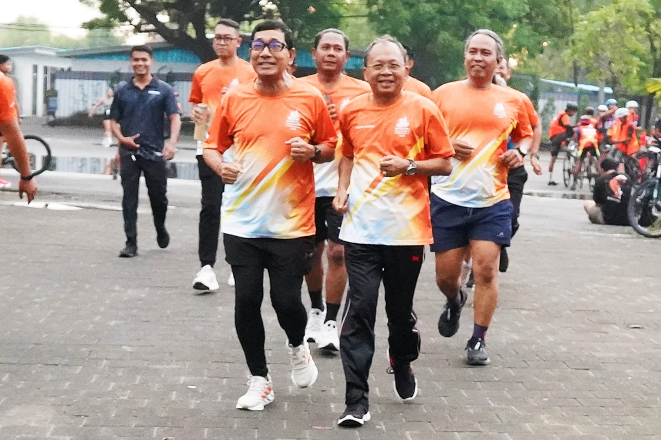 Saat Gubernur Bali Wayan Koster melepas sekaligus mengikuti Sanur Bali International Half Marathon 2026 di Pantai Mertasari, Minggu (8/2/2026). (dok.istimewa)