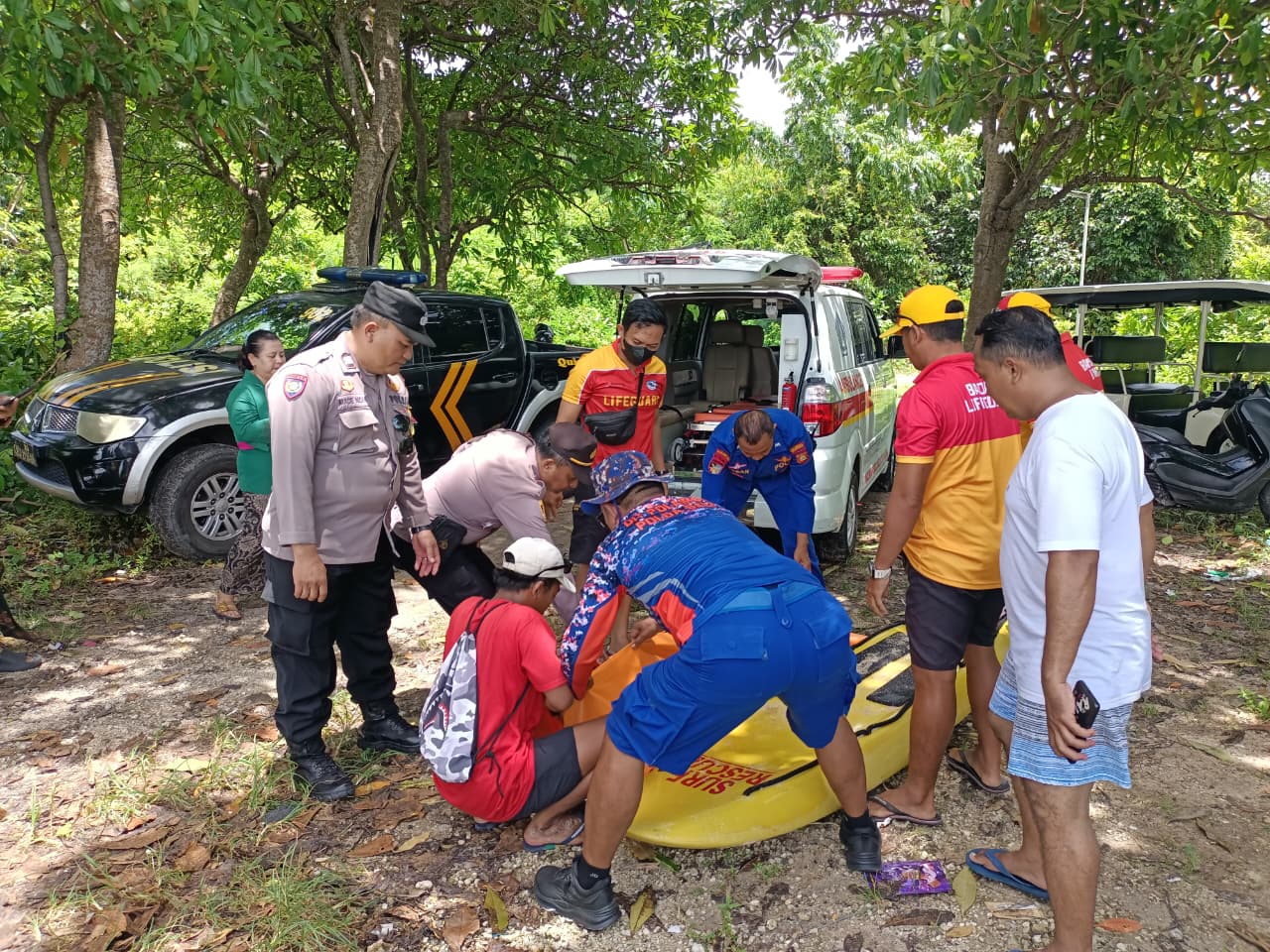 Proses evakuasi turis China berinisial LM (22) yang tewas karena tenggelam di Pantai Channa, Kuta Selatan. (Dok. Istimewa)
