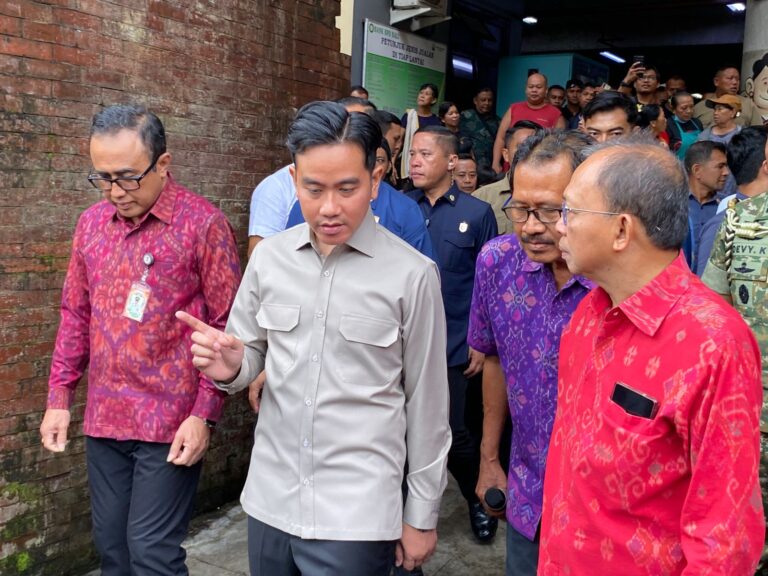 Wapres Gibran Rakabuming Raka saat melakukan kunjungan di Pasar Badung, Jumat (13/2/2026). (Dok. Istimewa)