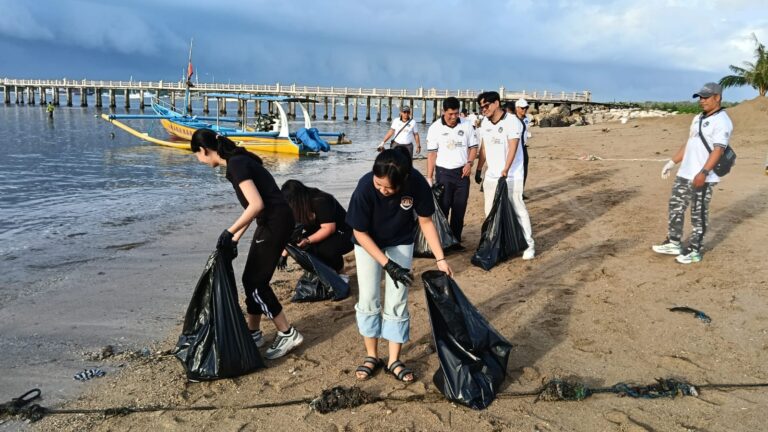 Suasana aksi bersih-bersih di Pantai Mertasari, Denpasar, Minggu (15/2/2026). (Dok. Realitas Bali)