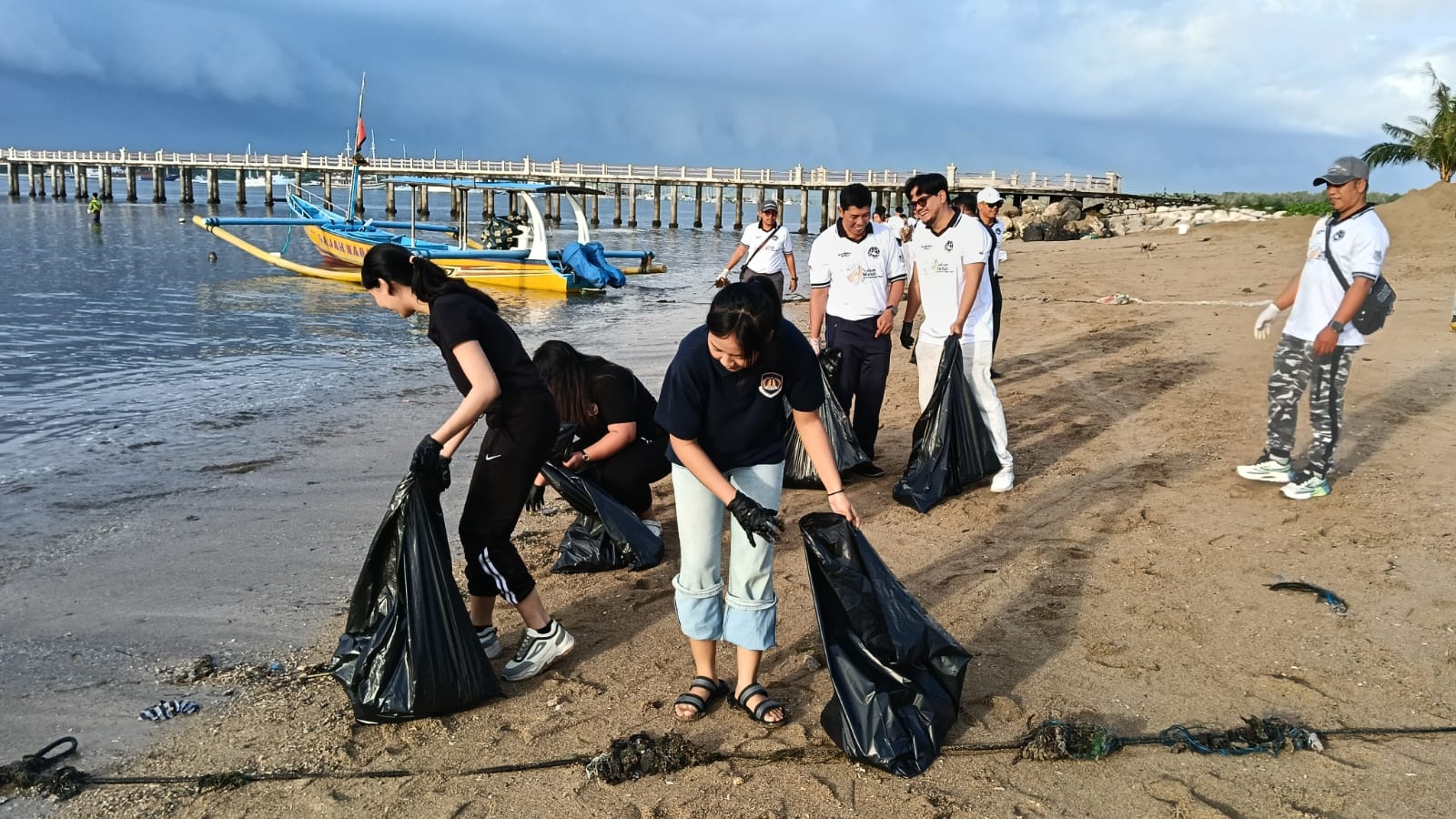 Suasana aksi bersih-bersih di Pantai Mertasari, Denpasar, Minggu (15/2/2026). (Dok. Realitas Bali)