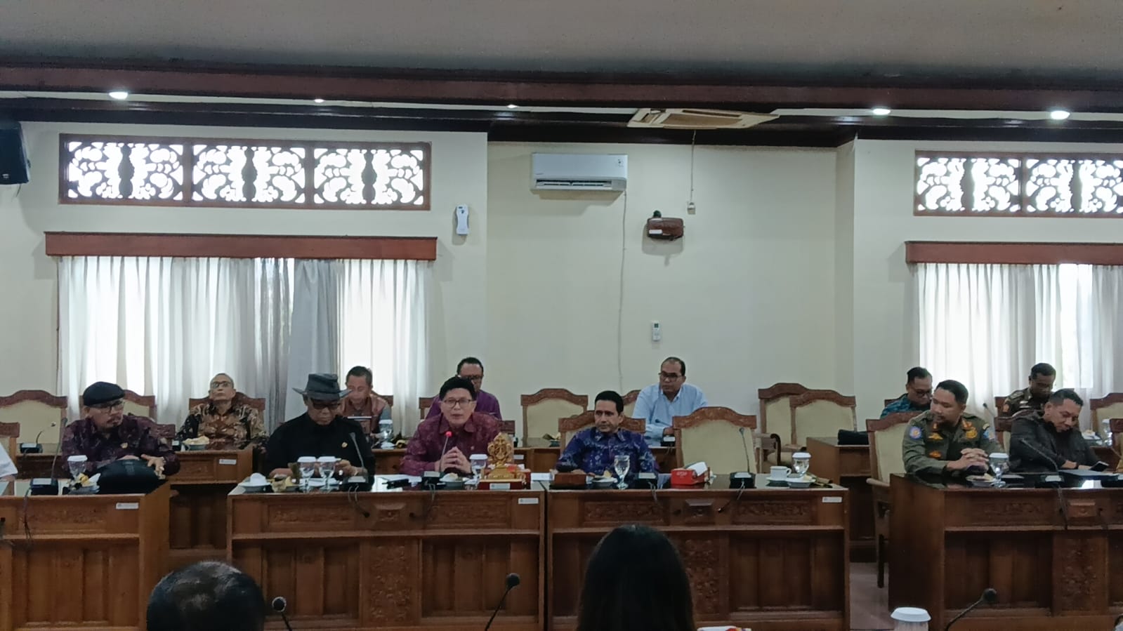 Rapat Dengar Pendapat (RDP) antara DPRD Provinsi Bali melalui Panitia Khusus Tata Ruang, Aset, dan Perizinan (Pansus TRAP) bersama manajemen PT BTID di kantor DPRD Provinsi Bali, pada Senin (23/2/2026). (dok.Rahma)