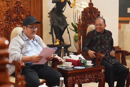 Gubernur Bali Wayan Koster (kanan) bersama Menteri PPN/Kepala Bappenas RI Rachmat Pambudy (kiri) saat bertemu di Gedung Jayasabha, Denpasar, Rabu (11/2/2026). (dok.istimewa)