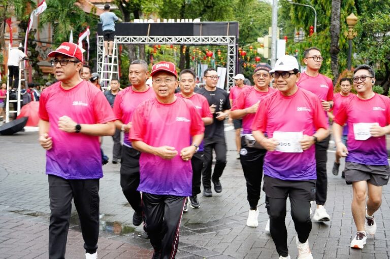 Gubernur Bali Wayan Koster bersama Wali Kota Denpasar IGN Jaya Negara dan Wakil Wali Kota Denpasar I Kadek Agus Arya Wibawa, saat ikut serta dalam Denpasar Fun Run 2026 di Patung Catur Muka, Jalan Gajah Mada, Sabtu (14/2/2026). (dok.istimewa)