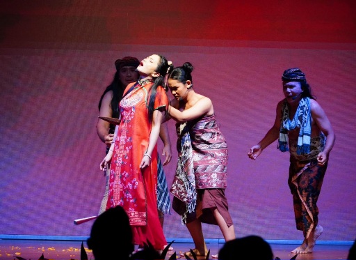 Pementasan drama “Blanjong” (Sayong ri Singha Dwara Pura) di Gedung Kertha Sabha, Denpasar, Sabtu (14/2/2026). (dok.istimewa)
