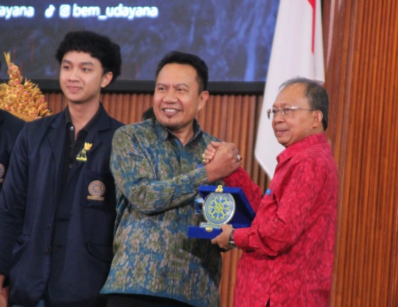 Gubernur Bali Wayan Koster dalam Diskusi Publik “Sang Pewahyu Rakyat” yang digelar Badan Eksekutif Mahasiswa Universitas Udayana di Auditorium Widya Sabha, Jimbaran, Rabu (18/2/2026). (dok.istimewa)