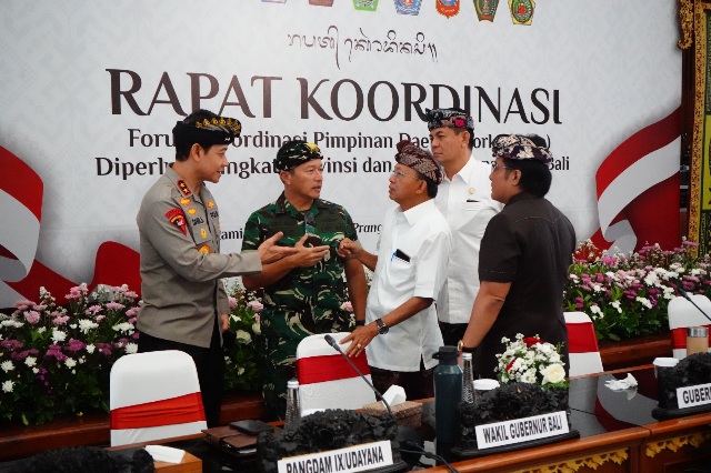 Rapat Koordinasi Forum Koordinasi Pimpinan Daerah (Forkopimda) Plus tingkat Provinsi serta Kabupaten/Kota se-Bali yang dipimpin oleh Gubernur Bali Wayan Koster di Gedung Wiswasabha, Kantor Gubernur Bali, Renon, Kamis (19/2/2026). (dok.istimewa)