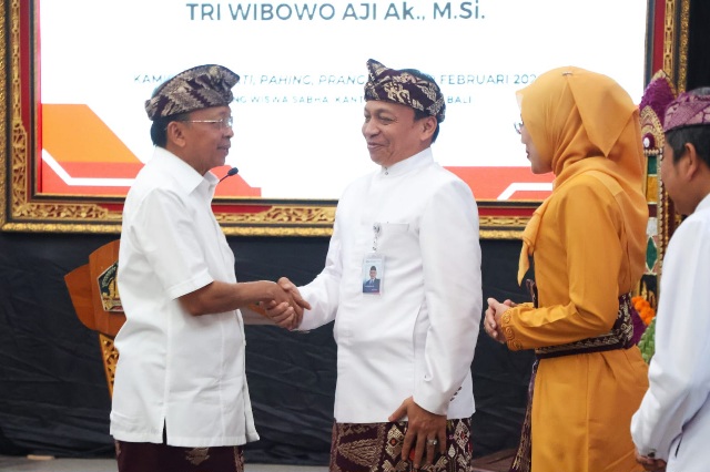 Gubernur Bali Wayan Koster mengukuhkan Tri Wibowo Aji sebagai Kepala Perwakilan Badan Pengawasan Keuangan dan Pembangunan (BPKP) Provinsi Bali, Kamis (19/2/2026) di Gedung Wiswa Sabha, Kantor Gubernur Bali, Denpasar. (dok.istimewa)
