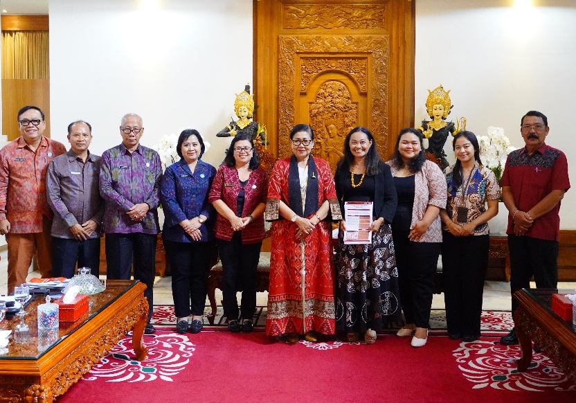 Ketua TP PKK Provinsi Bali, Ny. Putri Suastini Koster saat bertemu dengan Ketua Yayasan Spirit Paramacita, Putu Ayu Utami Dewi, di Gedung Jayasabha, Sabtu (21/2/2026). (dok.istimewa)