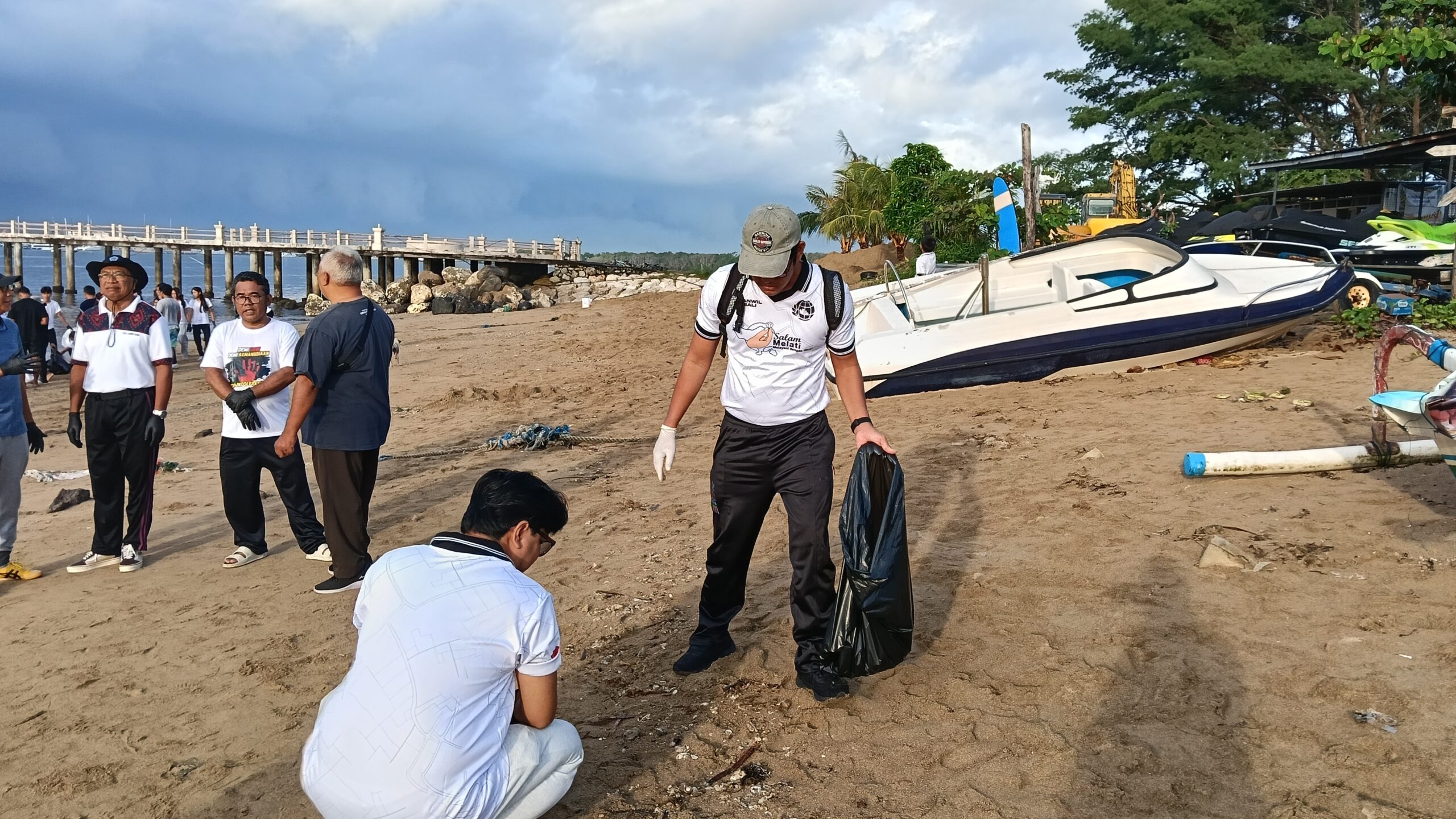 Suasana aksi bersih-bersih di Pantai Mertasari, Denpasar, Minggu (15/2/2026). (Dok. Realitas Bali)