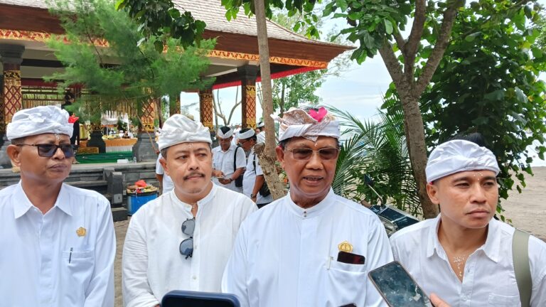 Bendesa Adat Sidakarya Ketut Suka (dua dari kanan). (Dok. Realitas Bali)
