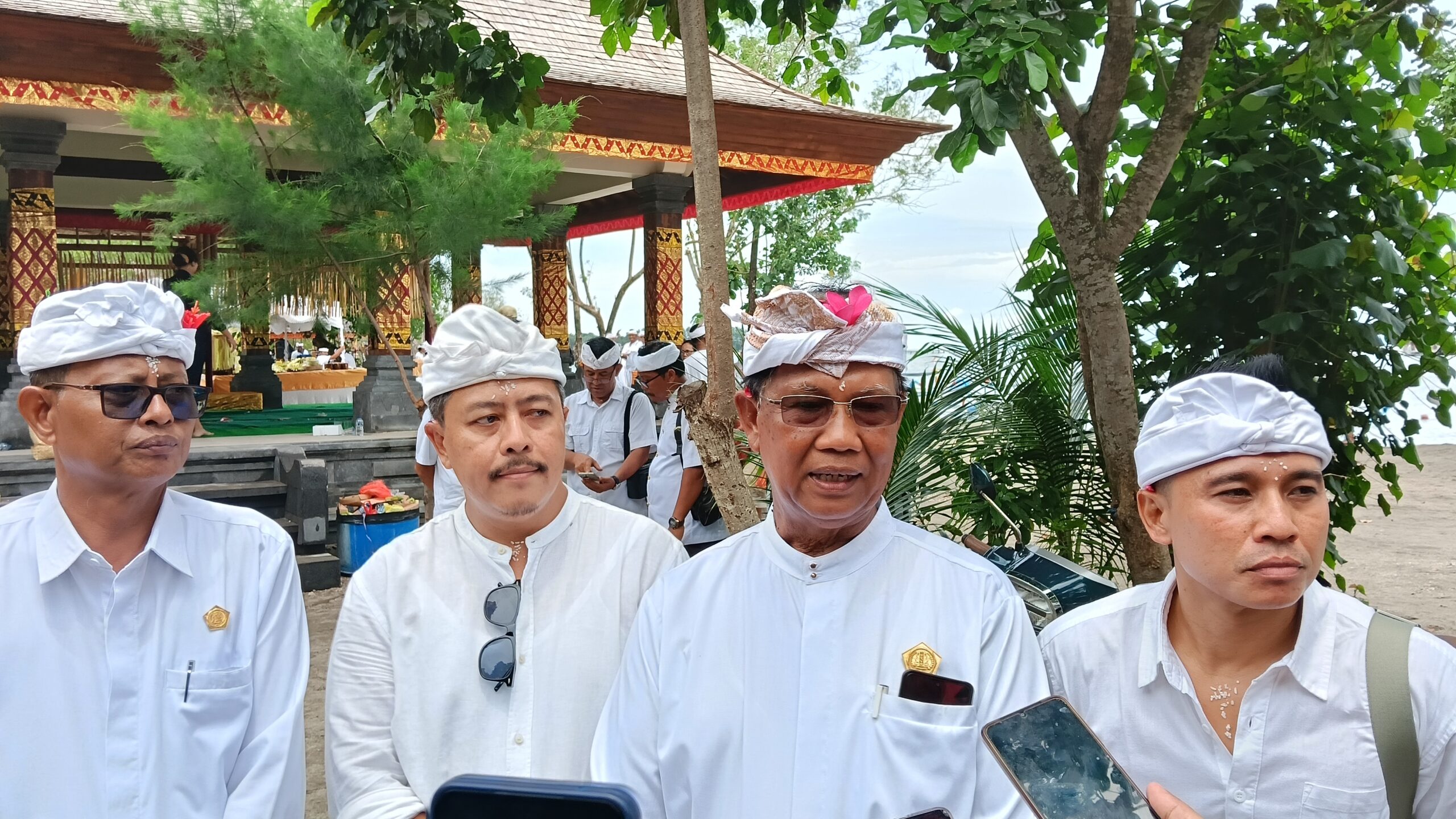 Bendesa Adat Sidakarya Ketut Suka (dua dari kanan). (Dok. Realitas Bali)