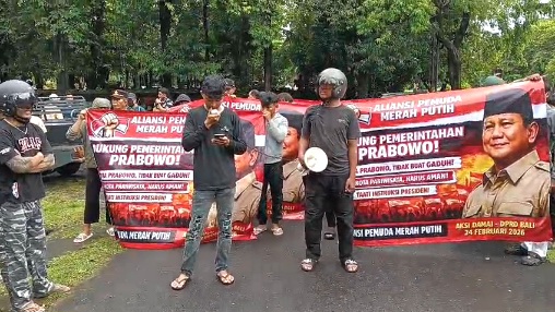 Aksi damai Aliansi Pemuda Merah Putih di Kantor DPRD Provinsi Bali, pada Selasa (24/2/2026). (dok.Rahma)