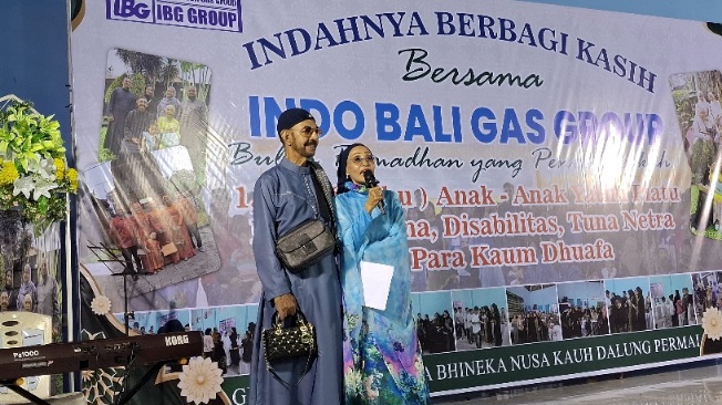 Dewi Supriyani, S.H., yang akrab disapa Ani Yahya selaku Direktur PT Indo Bali Gas Group (kanan) didampingi suaminya, Haji Yahya Al Zubaidi (kiri) dalam acara Indahnya Berbagi Kasih di Dalung, pada Minggu (1/3/2026). (dok.Rahma)